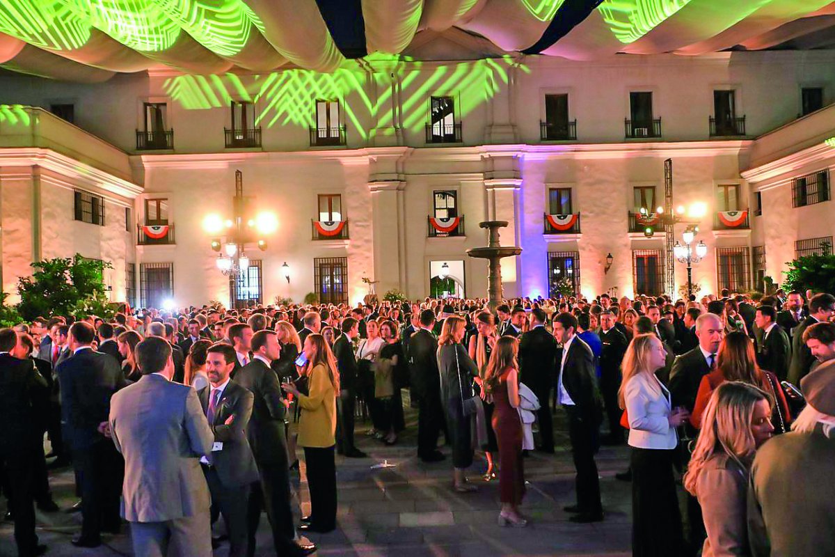 <p>Empresarios, alcaldes y diplomáticos… y un menú inspirado en un recorrido por Chile: los detalles del cóctel de bienvenida de José Antonio Kast en La Moneda</p>