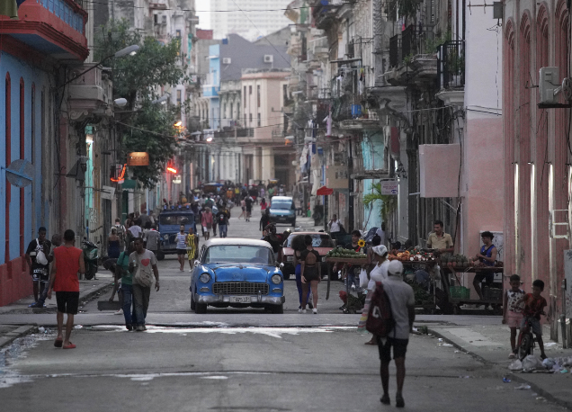 <p>Cuba permitiría a sus ciudadanos en el extranjero tener negocios en la isla</p>
