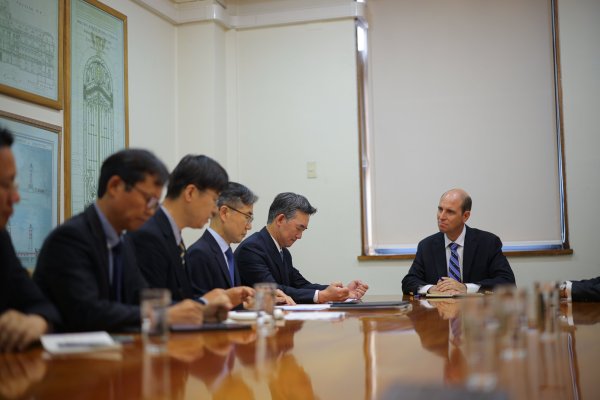 <p>El ministro Arrau con el CEO de Hyundai E&C, Lim Lagho, y el equipo a cargo del contrato.</p>