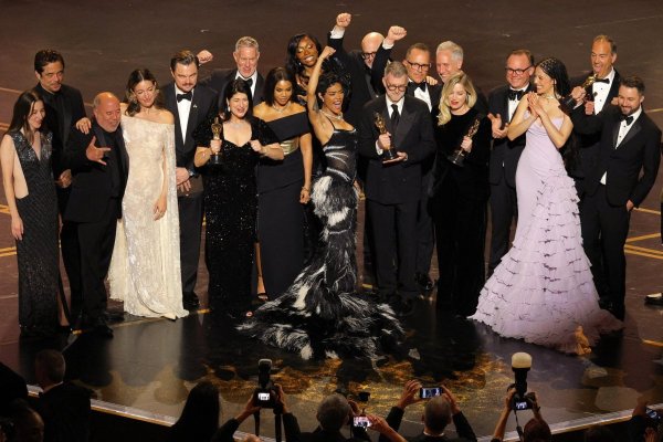 <p>"Una batalla tras otra", una historia de resistencia violenta en un Estados Unidos distópico, que se llevó seis premios, entre ellos el de mejor película, director y actor secundario. Fotos: Reuters</p>
