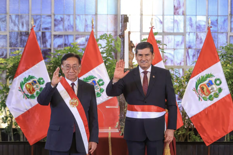 <p>Presidente interino de Perú nombra a nuevo gabinete tras renuncia de primera ministra a menos de un mes de las elecciones presidenciales</p>