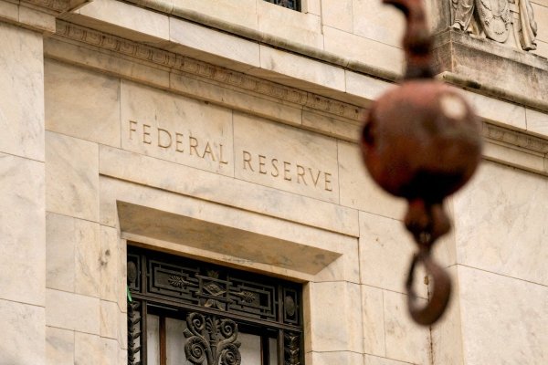 <p>Recorte de tasas, salida de Powell y guerra en Irán: lo que le espera a la Fed este 2026</p>