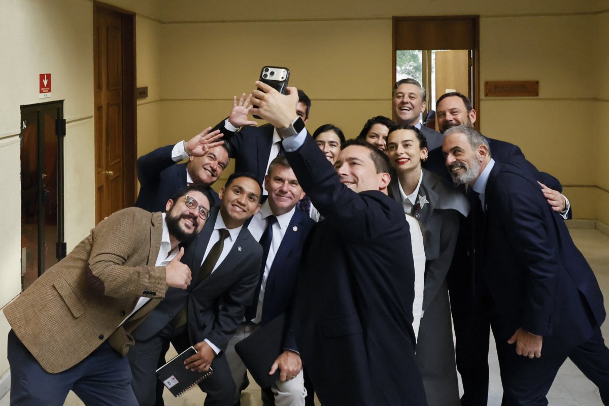 <p>A selfies grupales dio paso la representación del oficialismo en la Cámara. (Foto: Aton Chile)</p>