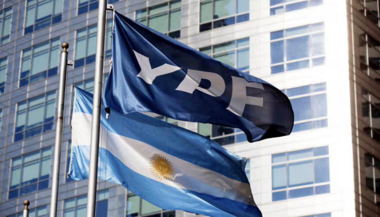 <p>Sorpresa en EEUU: fallo suspende demandas contra Argentina por YPF</p>