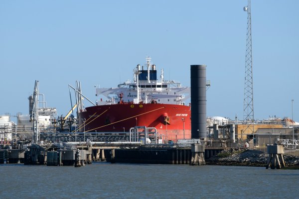 <p>Un buque tanque transporta un cargamento de petróleo venezolano en Freeport, Texas.</p>