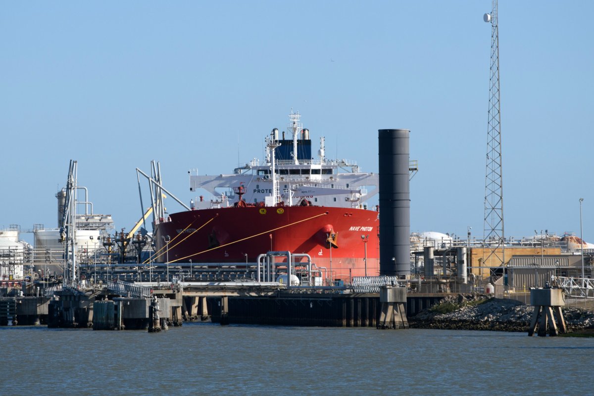 <p>Un buque tanque transporta un cargamento de petróleo venezolano en Freeport, Texas.</p>