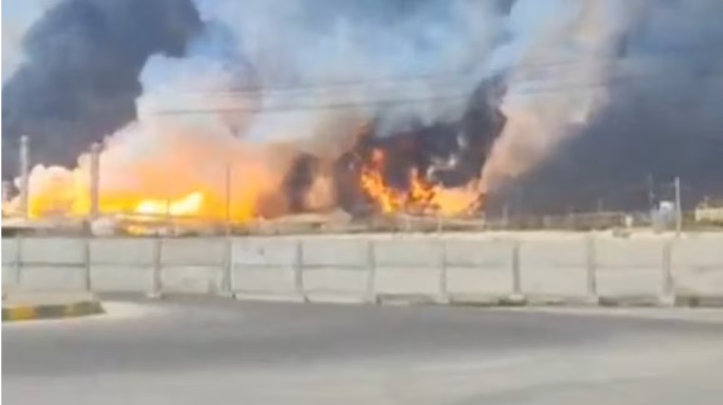 <p>El humo y el fuego se elevan cerca del yacimiento de gas de South Pars en Irán, tras un ataque de Israel este miércoles. </p>