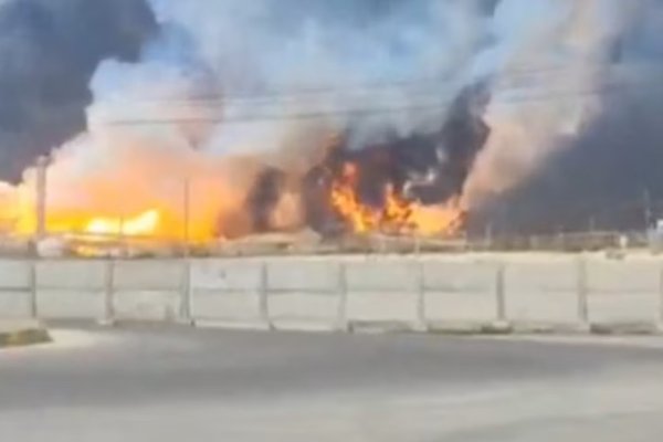 <p>El humo y el fuego se elevan cerca del yacimiento de gas de South Pars en Irán, tras un ataque de Israel este miércoles. </p>