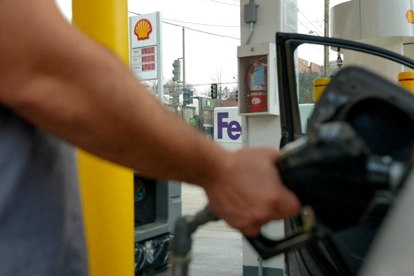 Teletrabajo, menos vuelos y reducir límites de velocidad en carreteras: tres recomendaciones ante el alza del petróleo por la guerra