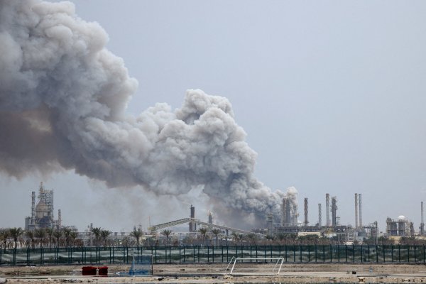 <p>Refinería de petróleo Bapco en la isla de Sitra, Baréin, atacada por Irán el 9 de marzo.</p>