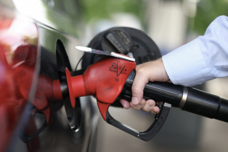 <p>No solo Chile: Colombia, Ecuador y Bolivia entre los países que han decidido “sincerar” el precio de los combustibles</p>