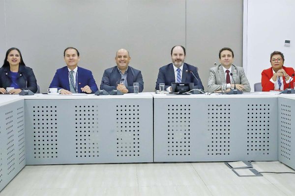 <p>El ministro del Trabajo, Tomás Rau, se reunió con la mesa de la Central Unitaria de Trabajadores (CUT).</p>