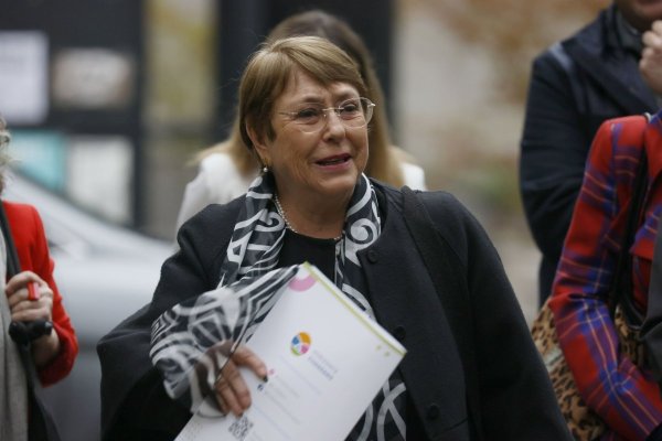 Bachelet seguirá adelante con su candidatura a la ONU con el apoyo de Brasil y México, luego que el gobierno de Kast le retiró su respaldo
