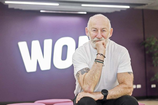 WOM concluye el 2025 con tímida alza de 2,1% en sus ingresos totales, pero mejora perfil financiero y crece en clientes
