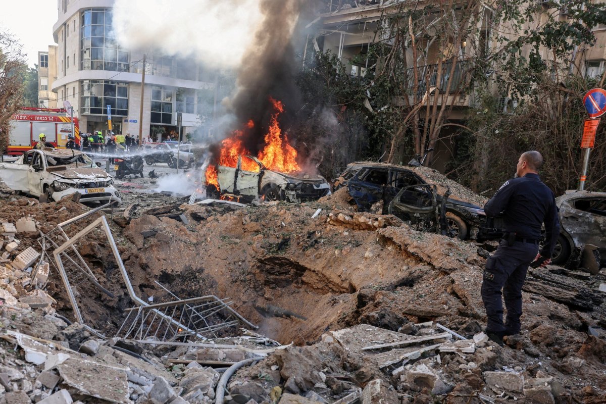 <p>Personal de emergencia acude al lugar tras los ataques con misiles iraníes en el centro de Israel, el martes de 26 de marzo. </p>