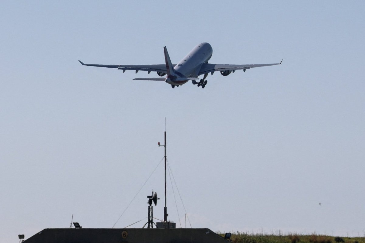 <p>Las aerolíneas europeas posponen la cobertura de riesgos del combustible para aviones por la guerra con Irán</p>