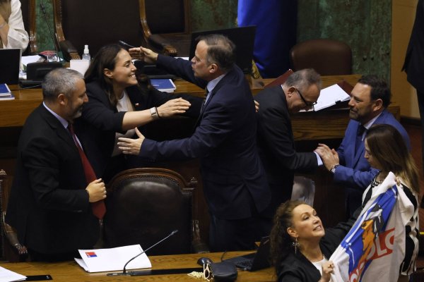 <p>La ministra del Deporte, Natalia Duco, saluda al senador Matías Walker, impulsor del proyecto. (Foto: Aton Chile)</p>
