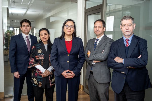 <p>Hermann González, Marcela Guzmán, Paula Benavides (presidenta), Sebastián Izquierdo (vicepresidente) y Joaquín Vial. Crédito: CFA</p>