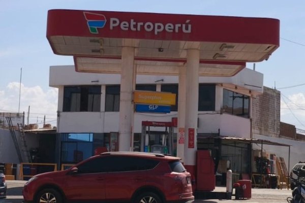 <p>Sin escapatoria: taxistas de Arica no encuentran alivio en Tacna con precios de bencina más altos al otro lado de la frontera</p>