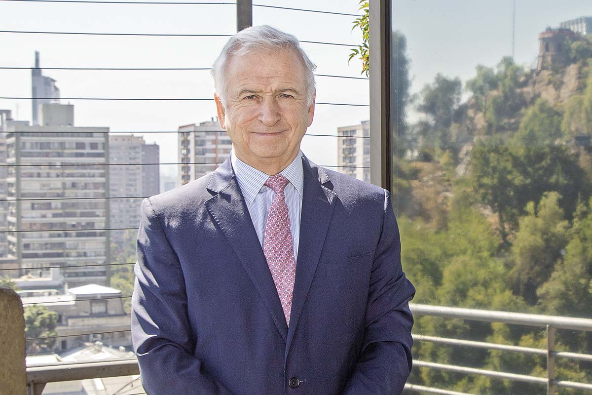 <p>Felipe Larraín y meta de crecimiento de Hacienda: “Lo que está claro es que hoy día se hace más difícil llegar al 4% por un shock externo”</p>