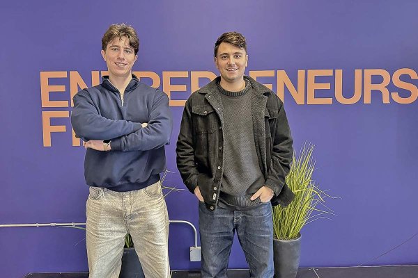<p>Aiden Dawes y Damián Stone, fundadores de Eliot AI</p>