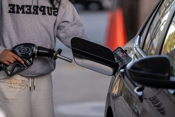 La gasolina en EEUU supera los US$ 4 por primera vez desde 2022 por la guerra en Medio Oriente y pone presión a Trump