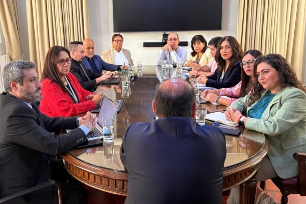 <p>El nuevo titular del SII (de espaldas) en conversaciones con las agrupaciones de funcionarios y fiscalizadores.</p>