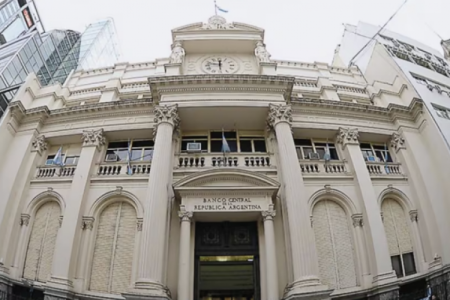 Banco Central de Argentina compró US$ 4.400 millones en el primer trimestre, pero reservas cayeron por efecto fin de mes