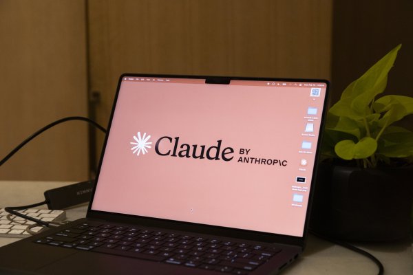 Anthropic filtra por accidente el código fuente de su agente de IA Claude