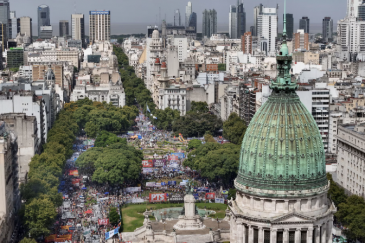 <p>Justicia argentina suspende más de 80 artículos de la Ley de Modernización Laboral impulsada por el Presidente Milei</p>