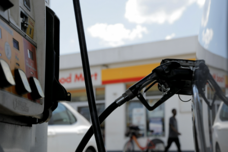 Argentina pospone aumento de impuestos a combustibles para reducir impacto global de precios