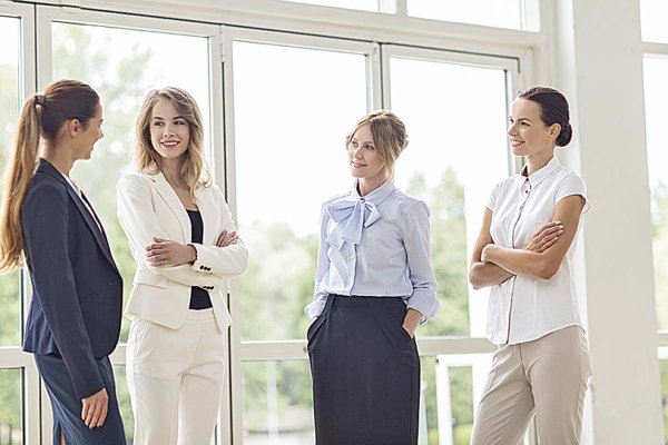 <p>Gerentes legales siguen ganando más que sus pares mujeres, pero la brecha se ha ido acortando</p>