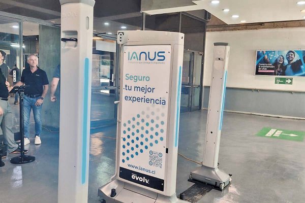 Violencia en las escuelas activa el negocio de los pórticos de armas en Chile