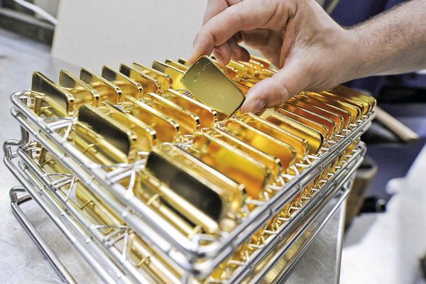 El oro y la plata se resienten por la guerra en Medio Oriente ante alza del petróleo y el dólar