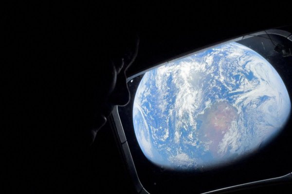La misión lunar Artemis bate el récord de distancia desde la Tierra para una tripulación humana