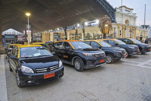 De Grange afirma que "más de un 90%" de taxistas y colectivos ya han postulado a subvención ante alza del combustibles
