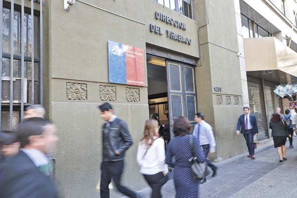 Ad portas de nuevos dictámenes por 40 horas: director del Trabajo remueve a la jefa del Departamento Jurídico