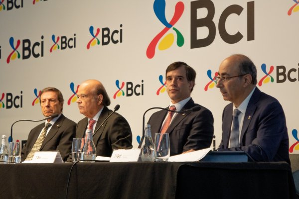 <p>La junta de Bci fue presidida por Ignacio Yarur (al centro, a la derecha). Foto: Tamara Silva</p>