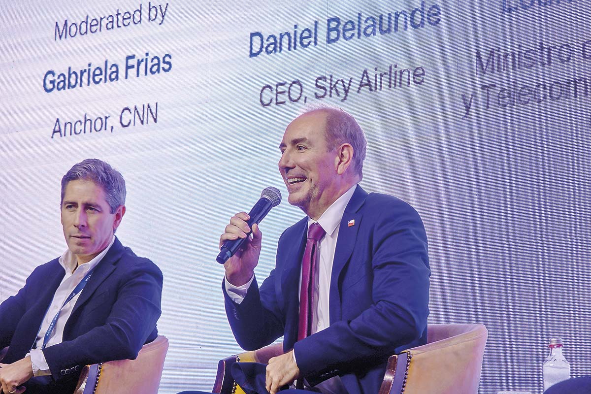 <p>El CEO de SKY, Daniel Belaunde, y el ministro de Transporte, Louis de Grange.</p>