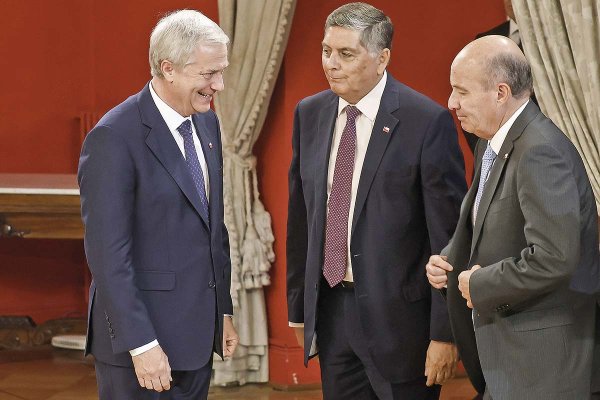 <p>El Presidente Kast junto con sus ministros del Interior, Claudio Alvarado, y de Hacienda, Jorge Quiroz. Foto: Aton.</p>