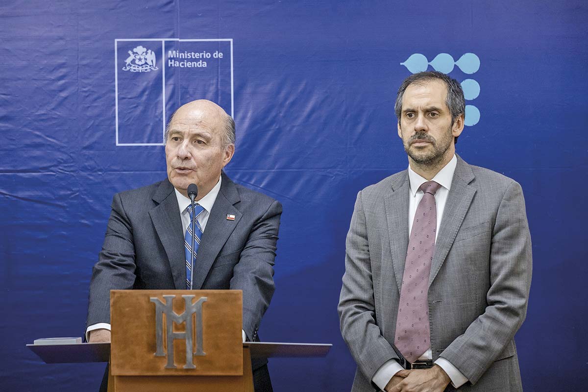 <p>Quiroz y el entonces ministro de Hacienda, Nicolás Grau, en reuniones bilaterales de febrero.</p>