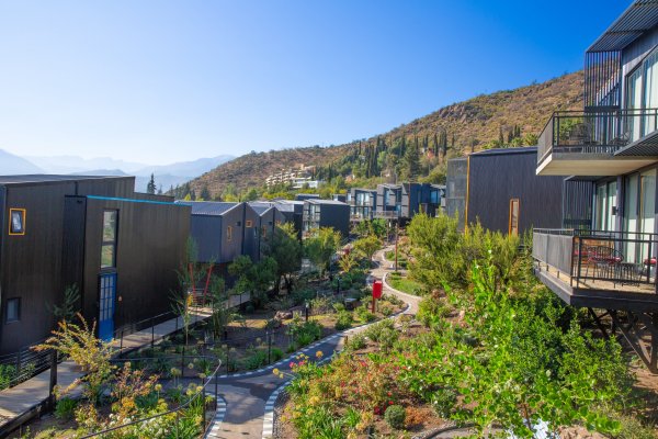 Pueblo La Dehesa, el proyecto boutique de arriendo flexible que inauguró el Grupo Altas Cumbres