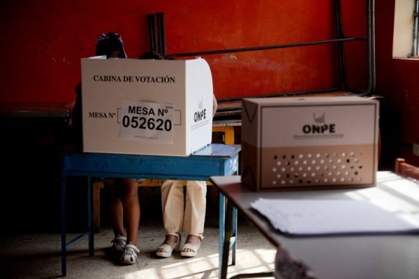 <p>Perú extiende el plazo para votar en las elecciones generales tras retrasos en los centros de votación</p>