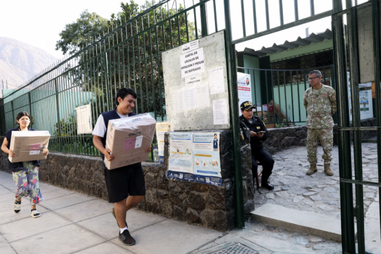 <p>Perú inicia jornada electoral con más de 30 candidatos presidenciales y segunda vuelta casi segura</p>