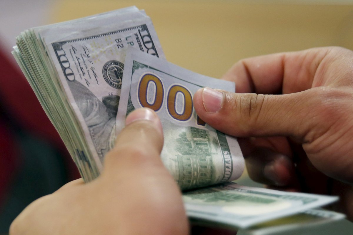 <p>Dólar cierra con una leve baja por el impulso del cobre, mientras mercado evalúa bloqueo de Ormuz y Trump asegura que Irán quiere un acuerdo</p>