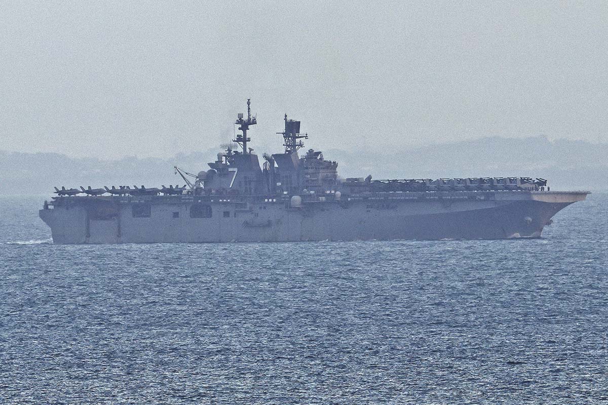 <p>El buque de asalto anfibio USS Tripoli forma parte del despliegue de más de 15 barcos estadounidenses en el Golfo Pérsico. También participan otros dos buques del Grupo Anfibio de Ataque, los destructores USS Frank E. Petersen y USS Michael Murphy y el Grupo de Ataque del portaaviones Abraham Lincoln. Foto: Reuters</p>