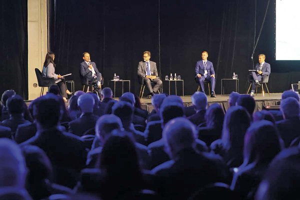 <p>Panel con tres CEO.</p>