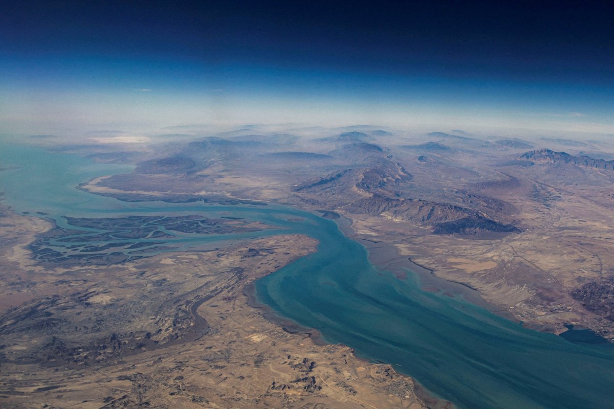 <p>Más de 15 barcos de guerra estadounidenses hacen efectivo el bloqueo del estrecho de Ormuz impulsado por Trump</p>