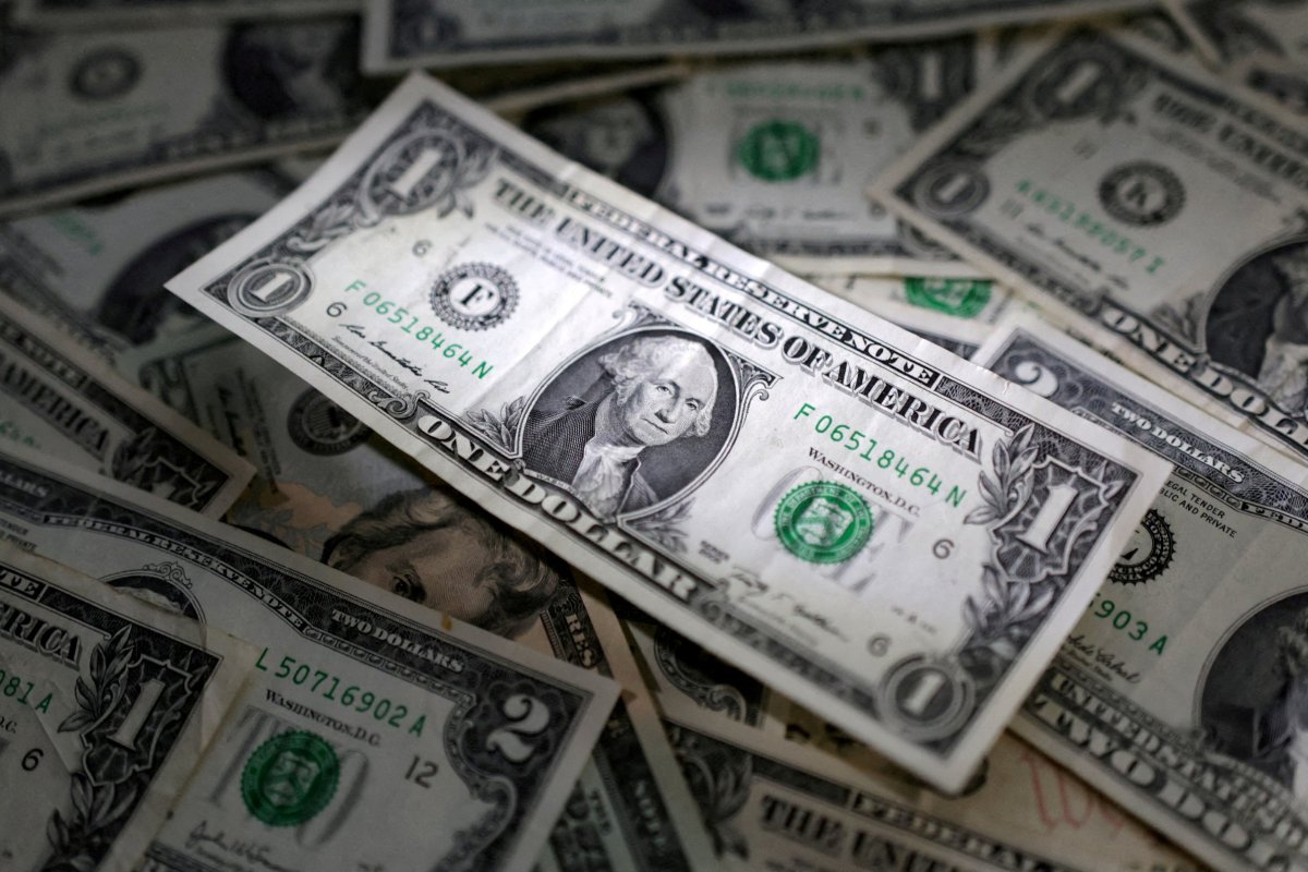 <p>Dólar cierra debajo de los $ 890 por el alza del cobre en medio de expectativa sobre Medio Oriente y tras precios al productor en EEUU</p>