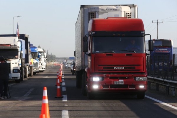 Federación de Camioneros Centro-Sur advierte que 20% de la flota ha dejado de circular por alza de combustibles y nuevo ajuste elevaría cifra a 30%